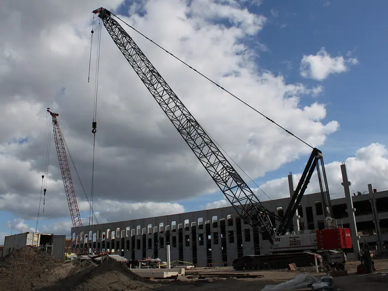 Link-Belt lattice crane making a lift